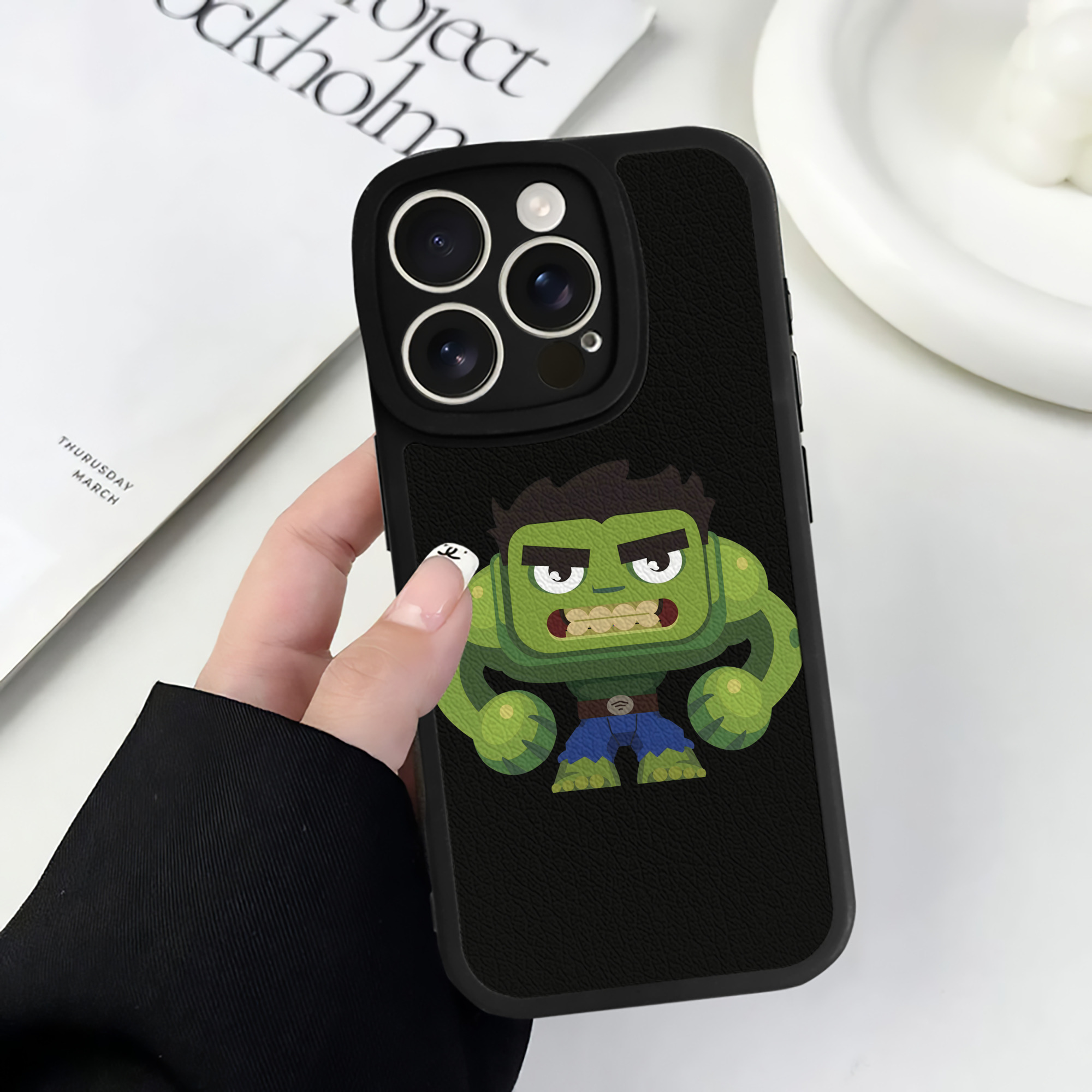 （画像用） アベンジャーズ The Avengers 【iPhone 16シリーズ対応】シリコンスマホケース（レザー調） 材質：シリコン